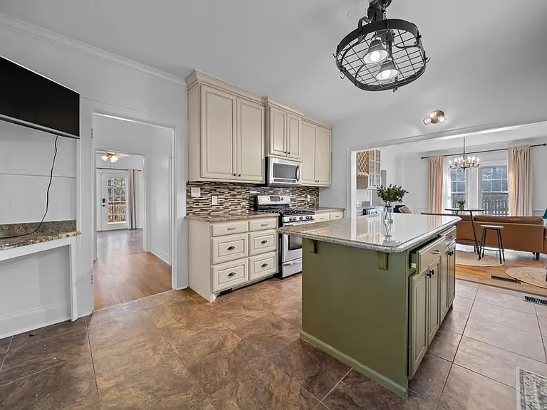 210 E Dobbs St — Photo 19