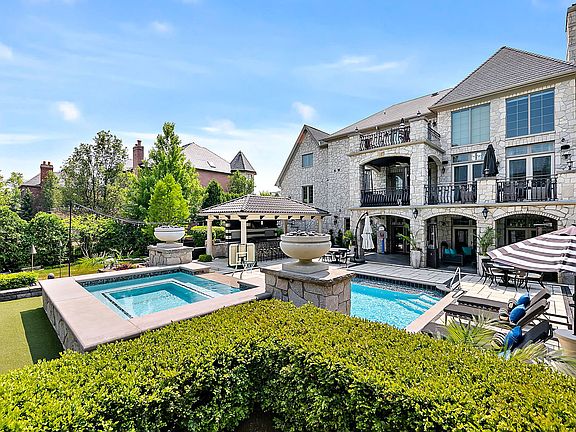 3rd image of 8611 Crest Ct