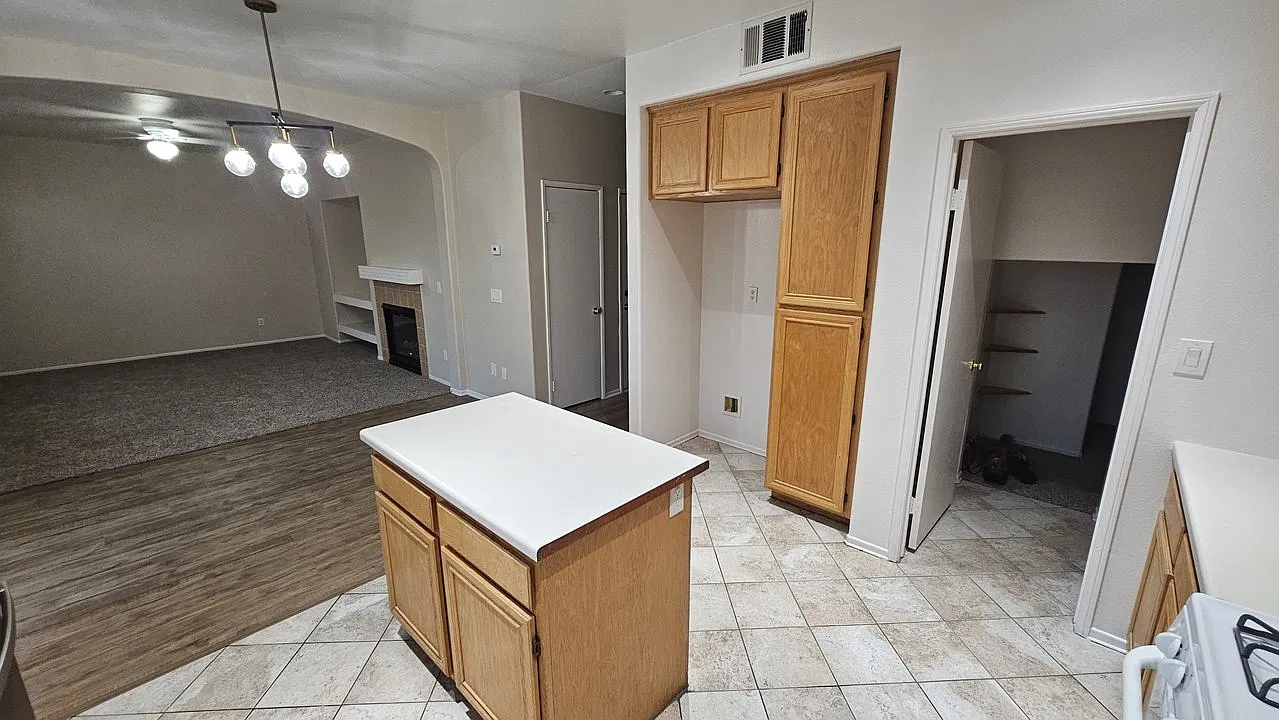 3 bed, 2.5 bath, 2083 sqft, $3,175 — Photo 2