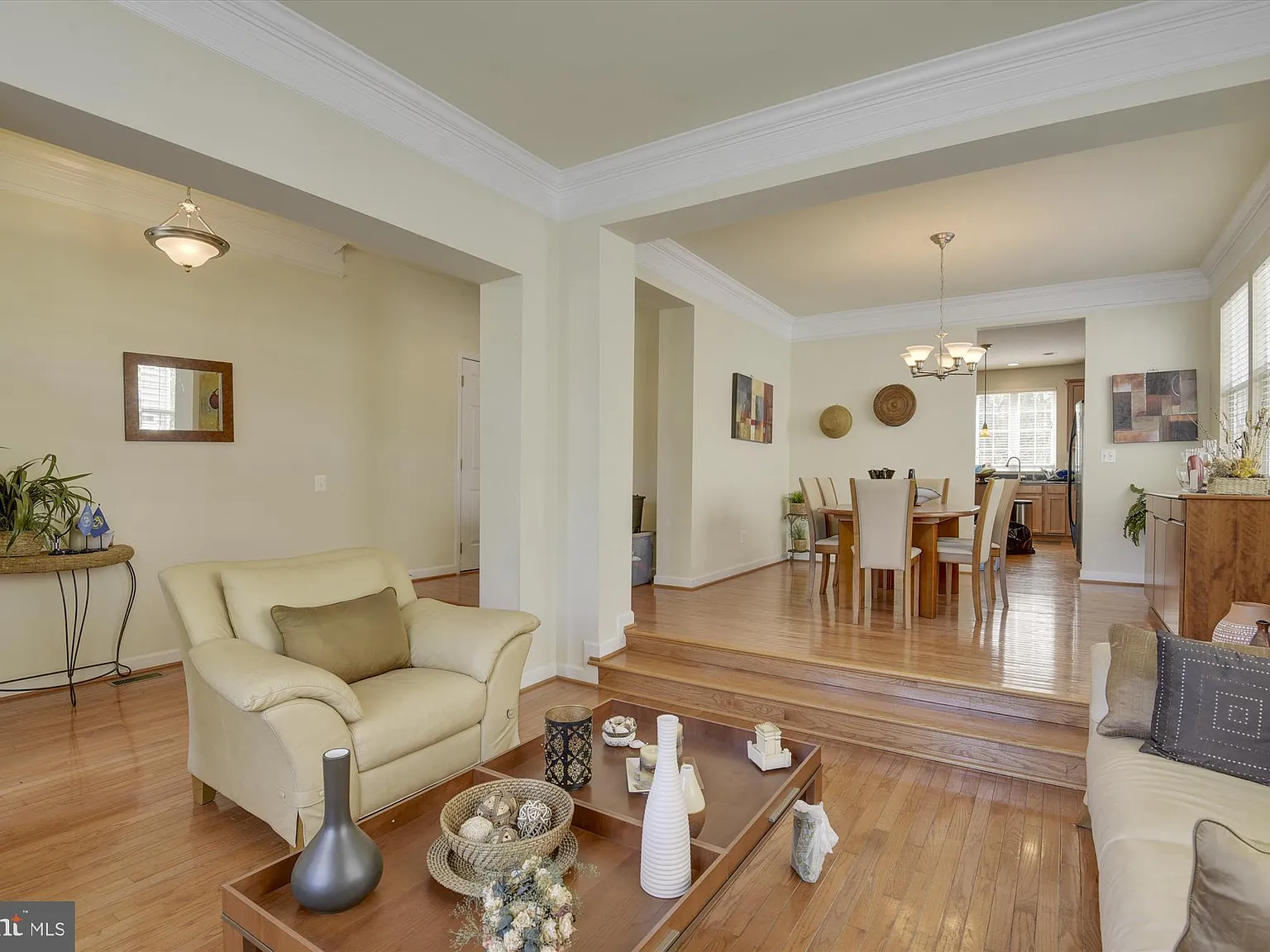 5 bed, 3.5 bath, 3900 sqft, $5,100 — Photo 3