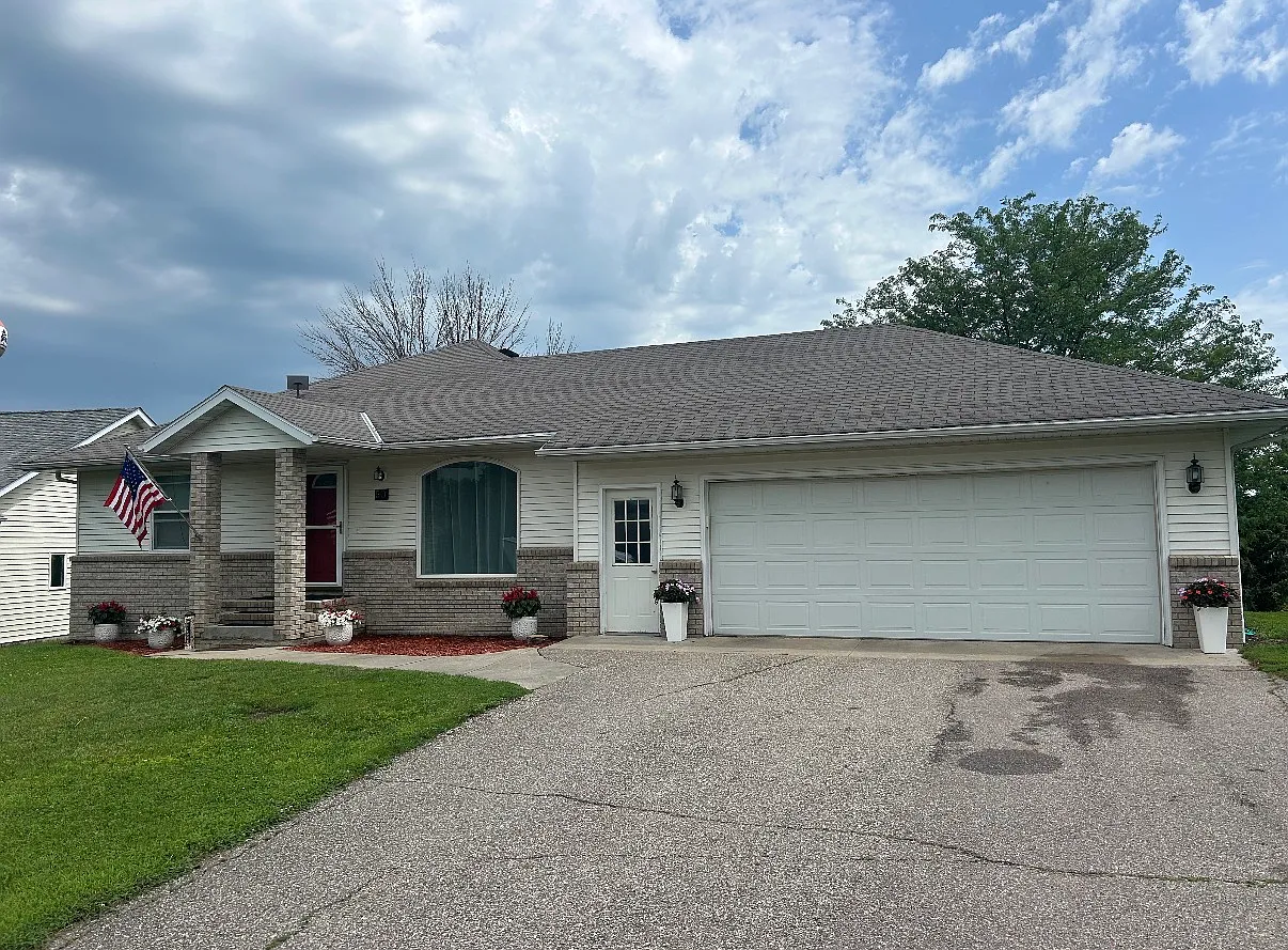 4 bed, 2448 sqft, $2,200 — Photo 2