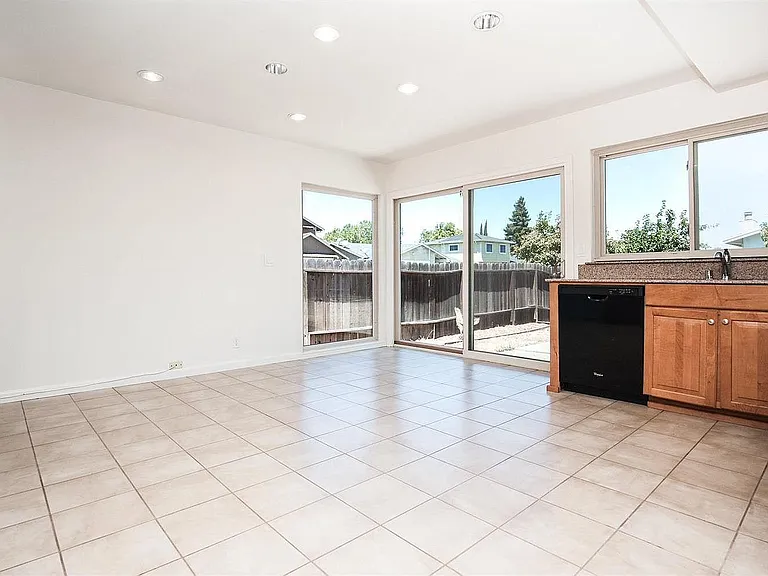 1208 Pheasant Dr — Photo 8