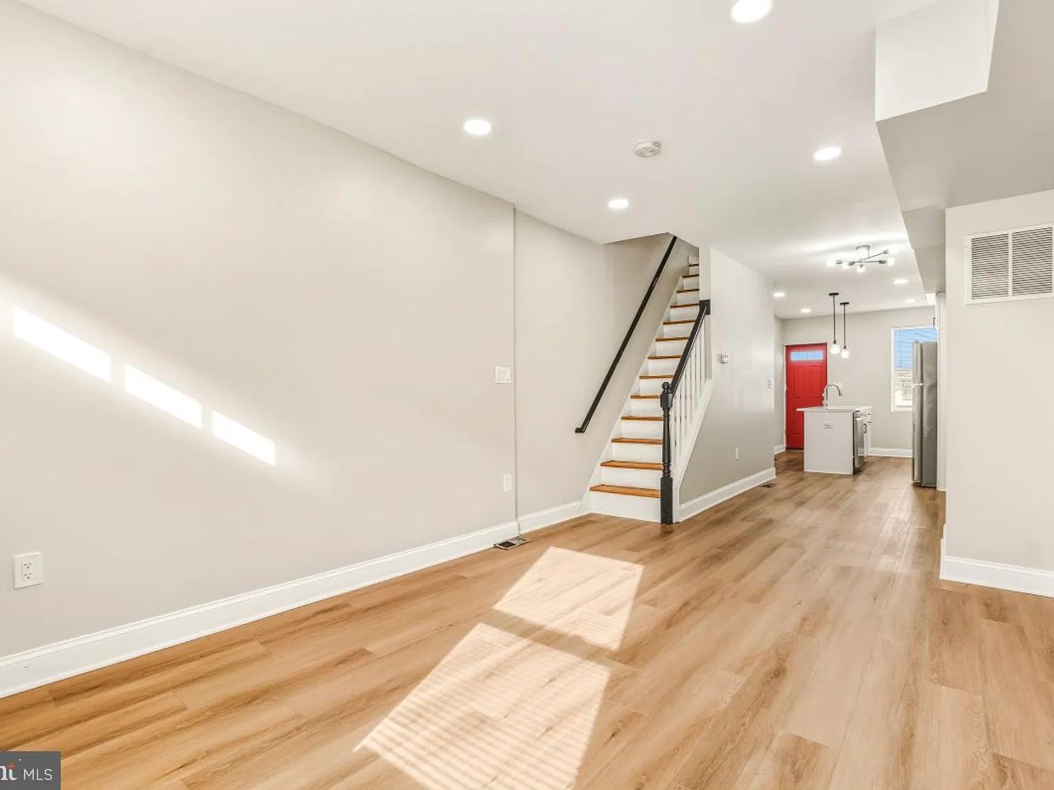 3 bed, 1450 sqft, $2,000 — Photo 2