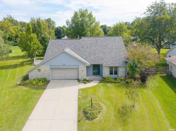 8915 Sunburst Ln, Fort Wayne, IN 46804