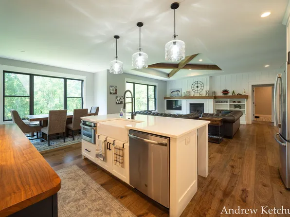 4664 6th St, Caledonia, MI 49316