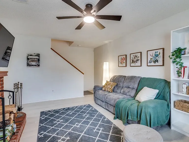 606 Bandera St — Photo 7