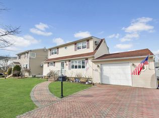 191 N Kings Ave, Massapequa, NY 11758