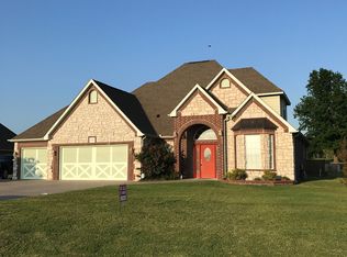 1404 N Main St, Perkins, OK 74059