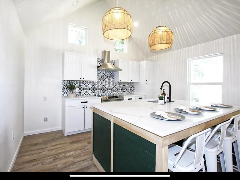 821 Hale St — Photo 17