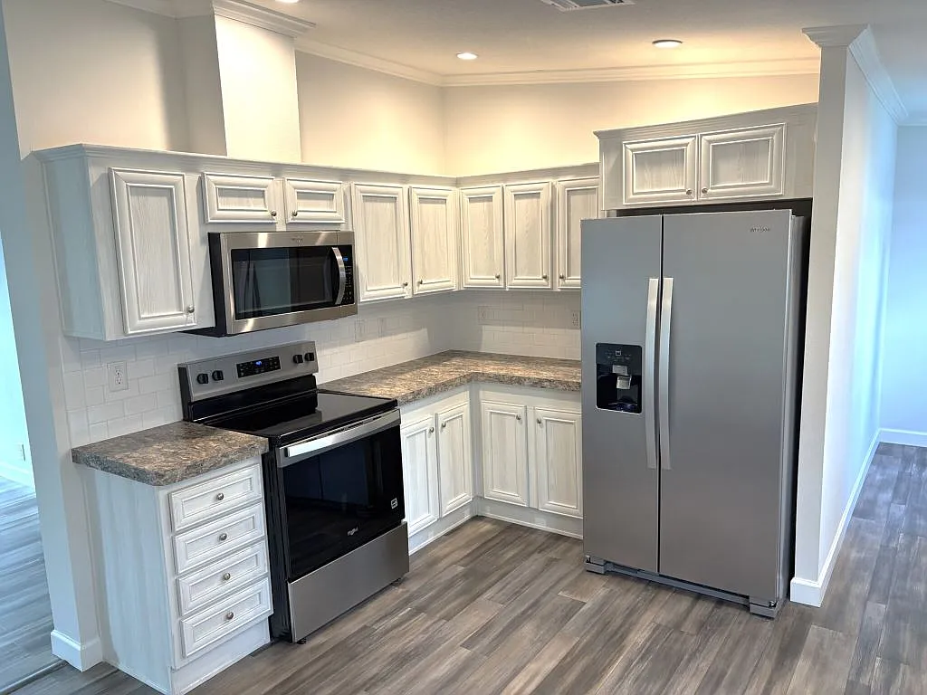 3 bed, 2.0 bath, 1042 sqft, $1,433 — Photo 2