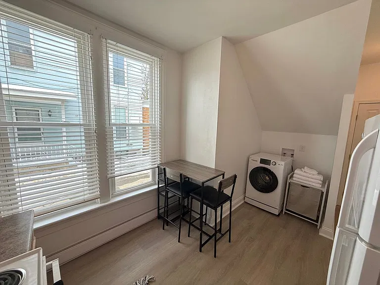 247 W 8th St — Photo 8