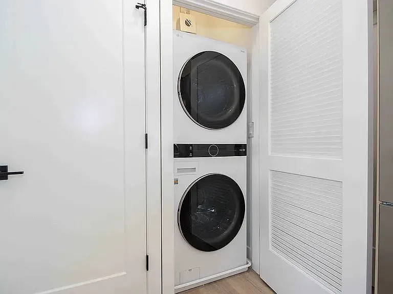 937 W Cornelia Ave #405 — Photo 7