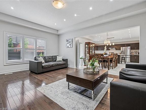 5th image of 77 Eaglecrest St