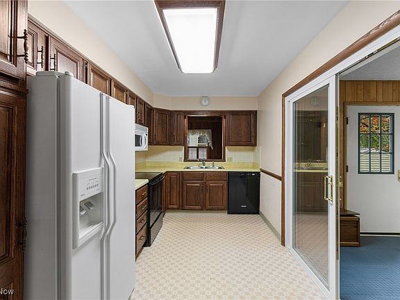 5th image of 1052 Hillcrest Dr