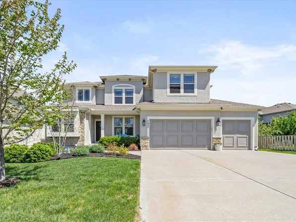 7927 Apache Rd, Lenexa, KS 66227