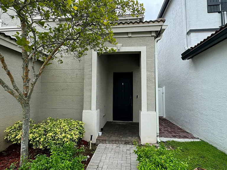 19103 NE 8th Ct — Photo 2