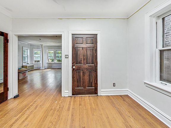 3rd image of 2040 W Farragut Ave