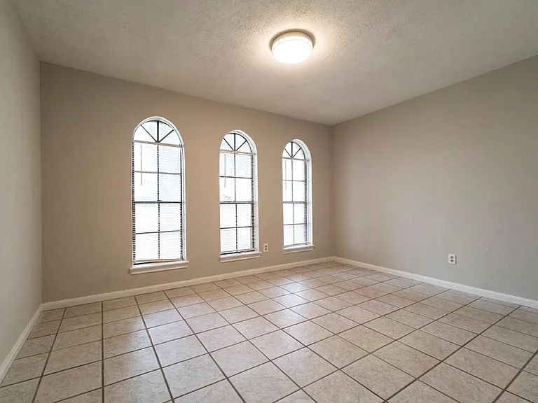 18746 Wood Glen Ln — Photo 3