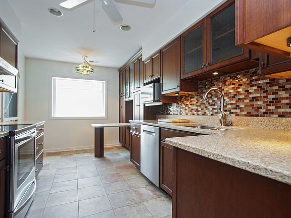 3rd image of 178 Grove Ave Unit C