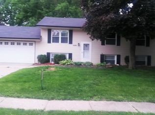 5426 Oakbrook Rd, Davenport, IA 52806
