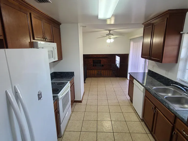 1646 W Paradise Ln — Photo 5