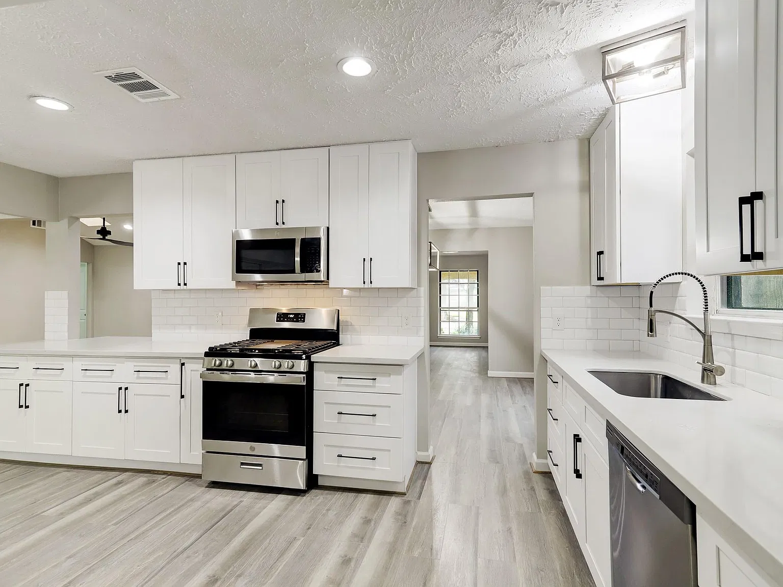 3 bed, 2.0 bath, 1963 sqft, $1,950 — Photo 4