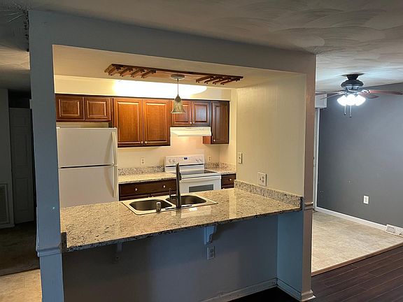 3rd image of 104 Debra Dr