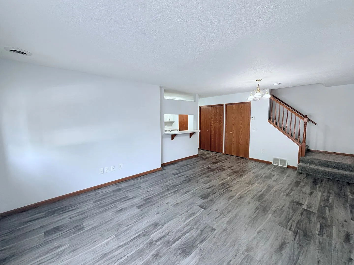 Spacious 2-Bedroom Woodbury Townhome with Walk-In Closets, Pond Views & Attached Garage! — Photo 4