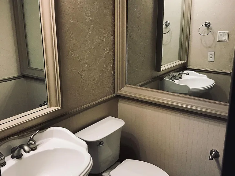 1/2 bathroom middle floor