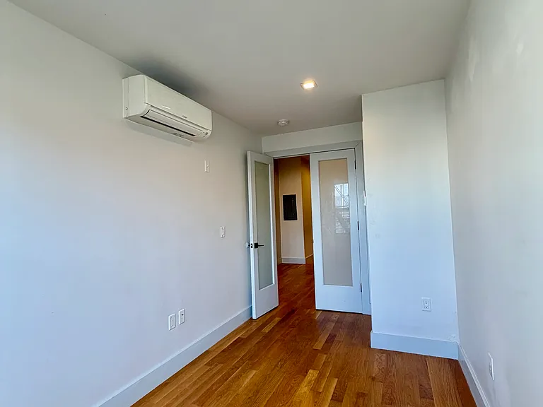 239 Scholes St #2F — Photo 8