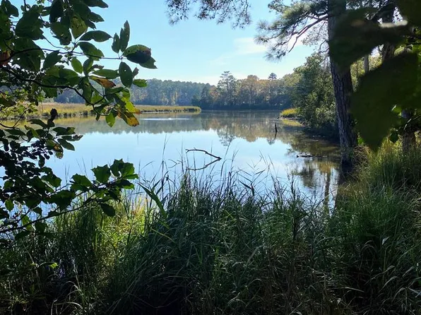13 Eagle Point Ct, Belle Haven, VA 23306
