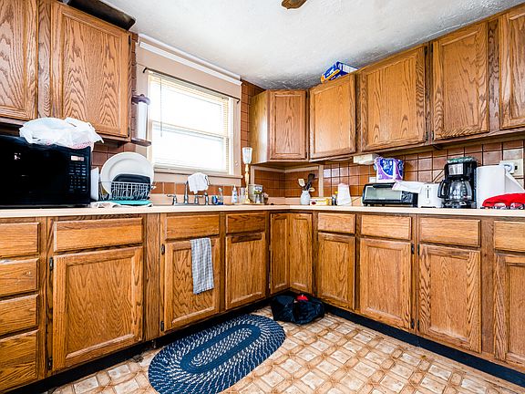 5th image of 814 Hoyt St