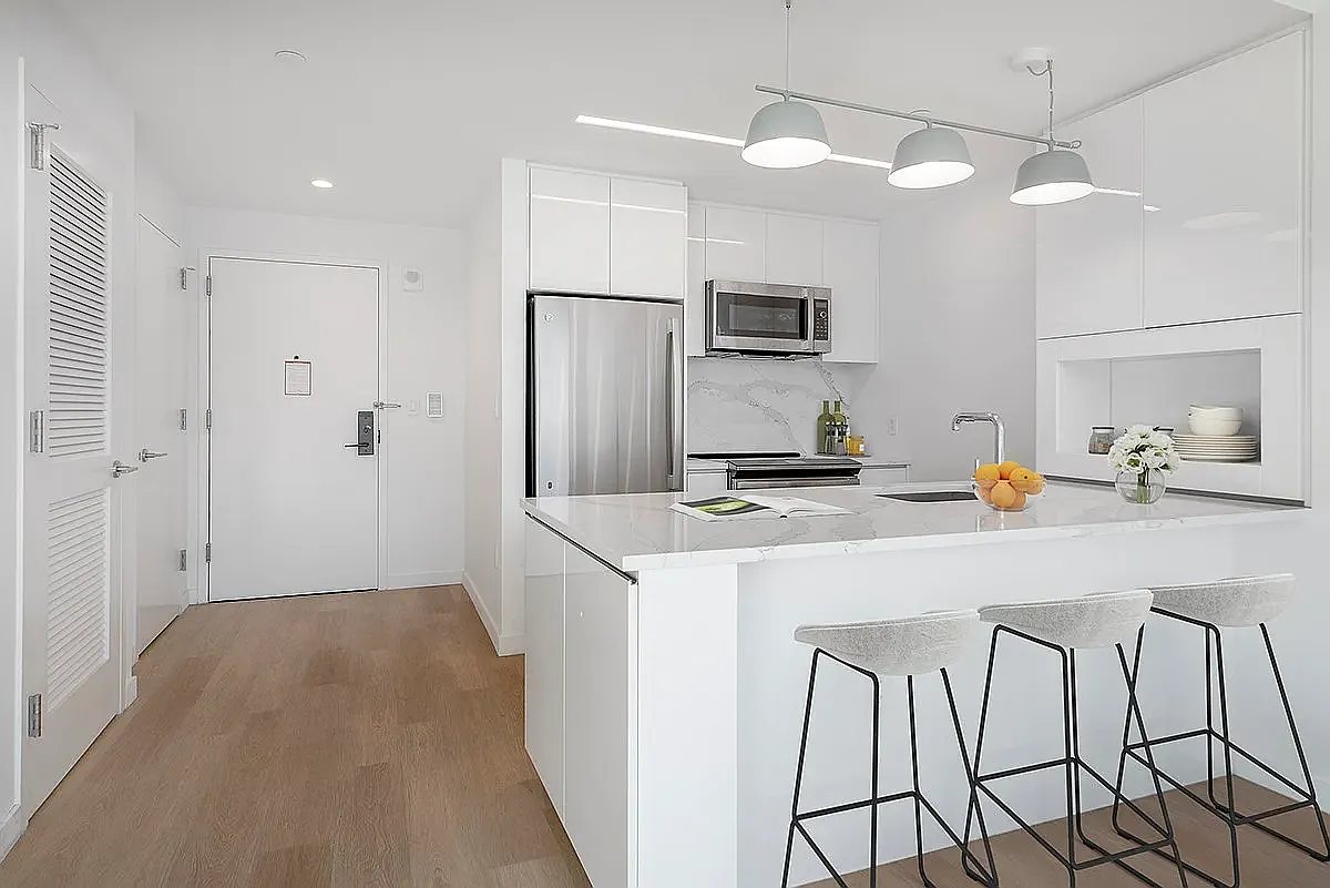4650 Broadway — Photo 2
