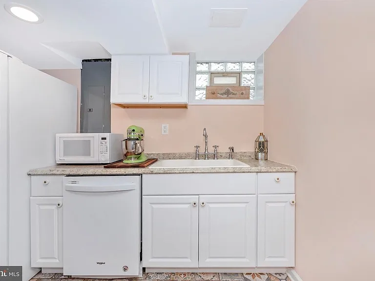 7023 Deerfield Rd — Photo 2