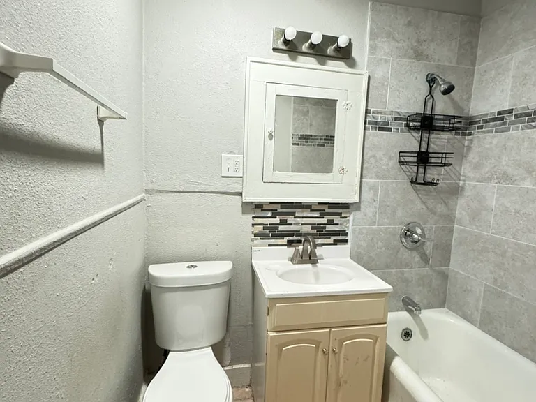 525 SW 24th St #3 — Photo 9