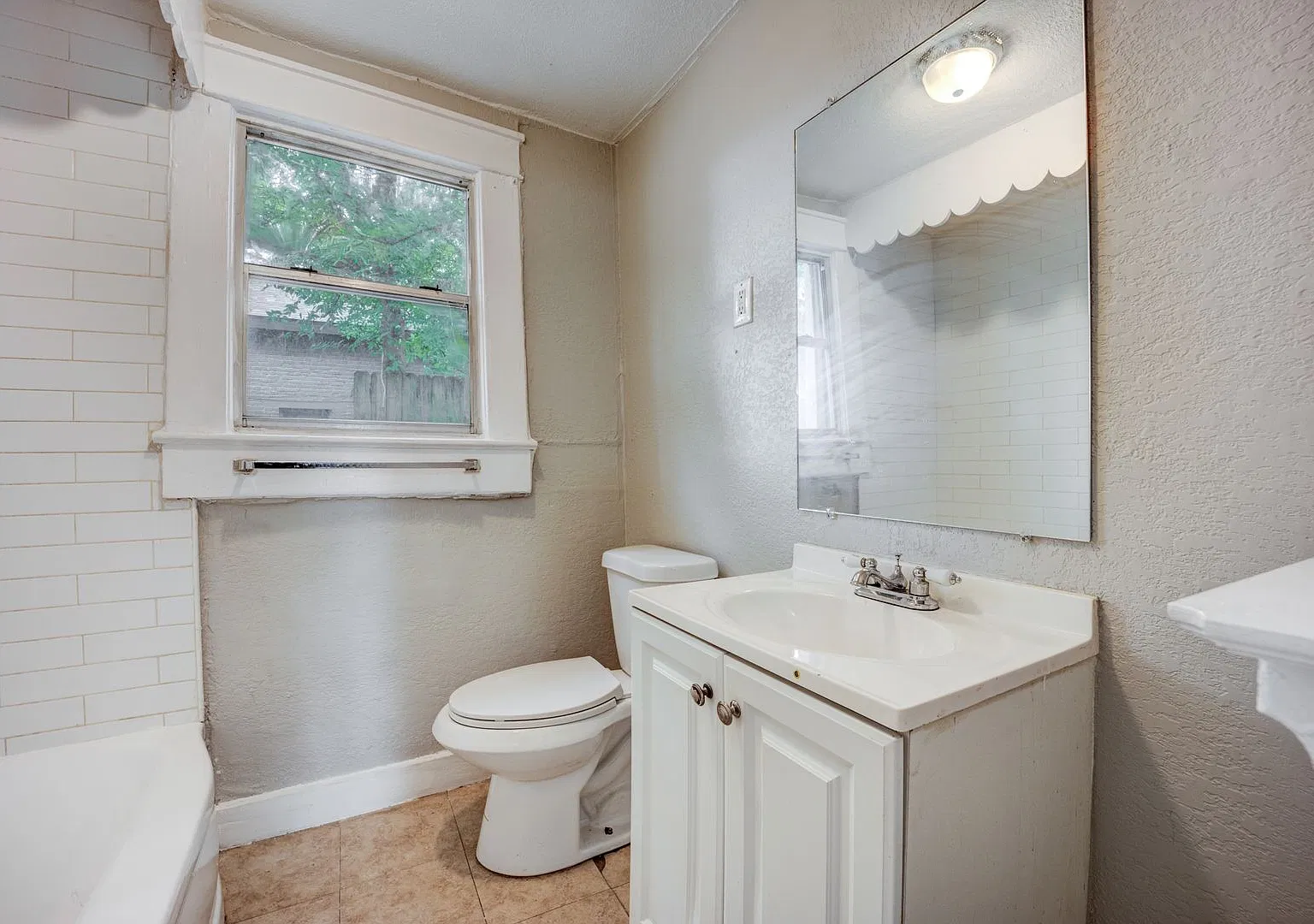 Freshly Updated 2 Bedroom House — Photo 3