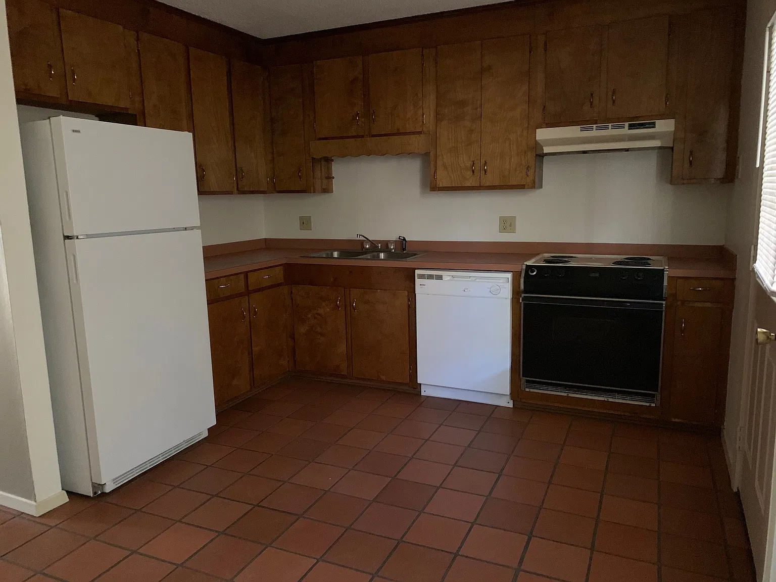 2 bed, 1.5 bath, 997 sqft, $1,100 — Photo 3