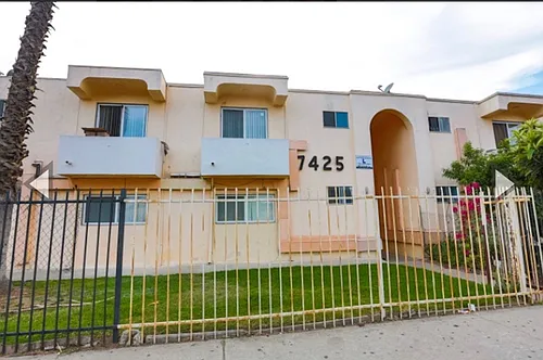 7425Vine Photo 1