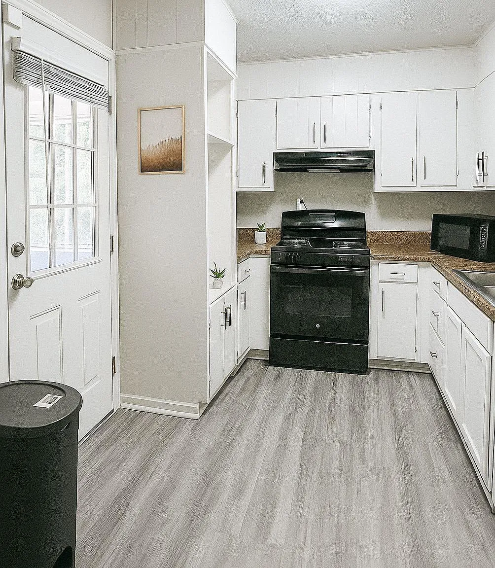 4 bed, 4.0 bath, 2100 sqft, $676 — Photo 2