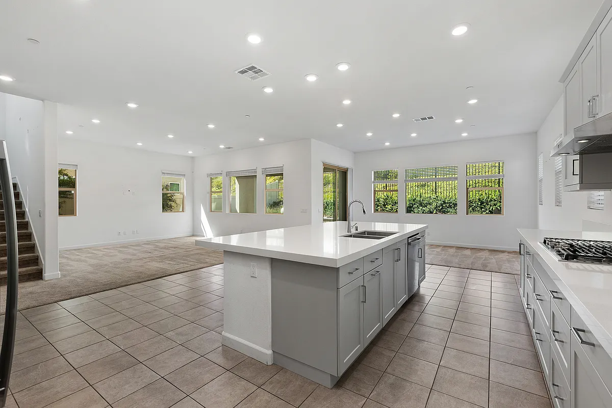 5 bed, 4.5 bath, 3453 sqft, $6,800 — Photo 3