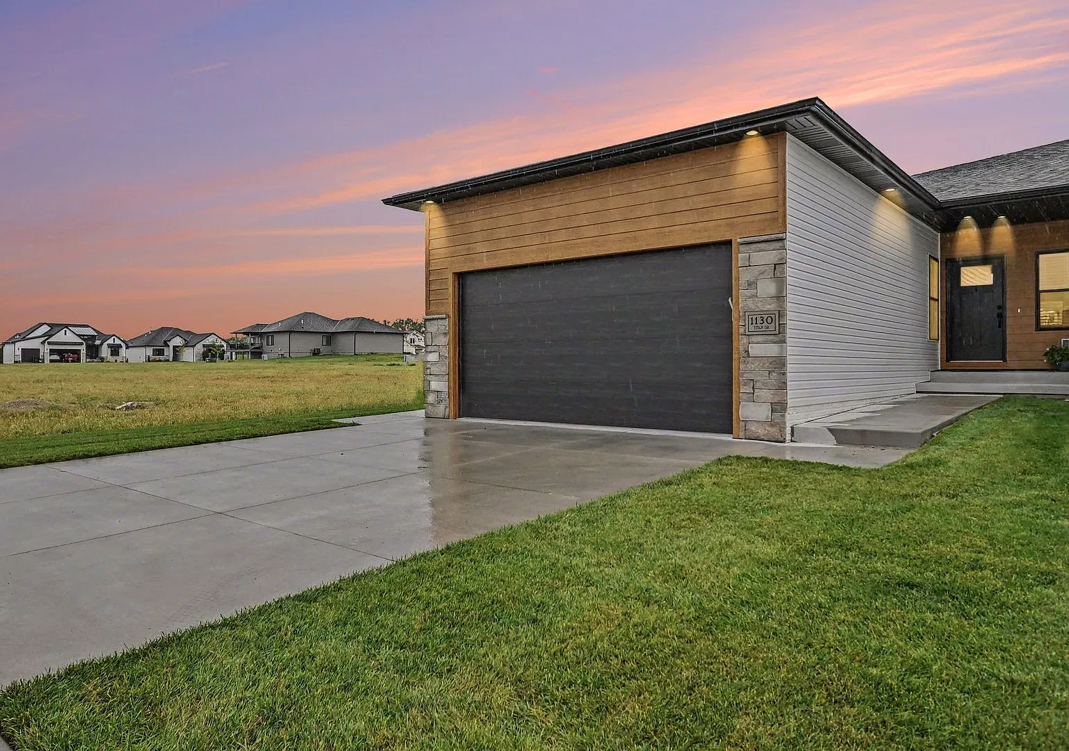 Stunning Townhome in HIckman — Photo 1