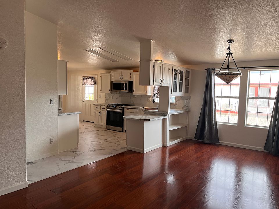 Large open great room with smooth access to kitchen and dining