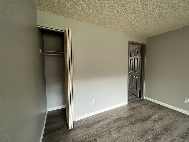 Surrey Square Apartments — Photo 21
