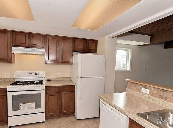 4th image of 443 Meadow Green Ln