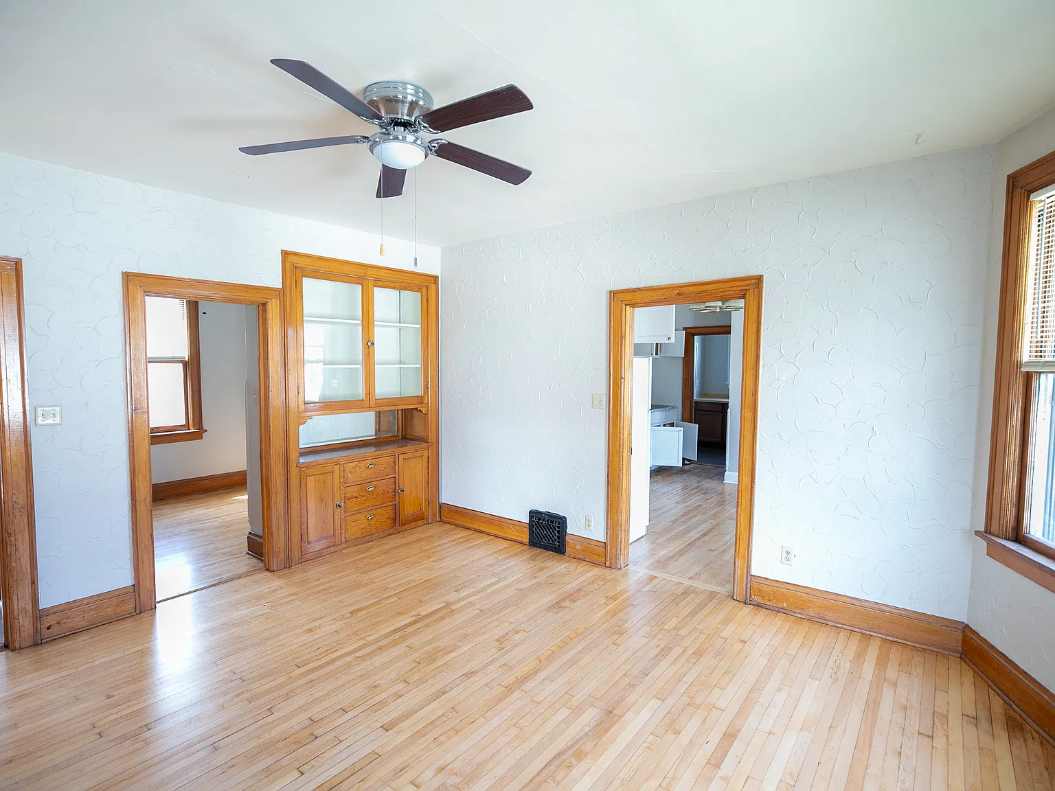 3 bed, 1195 sqft, $1,675 — Photo 4