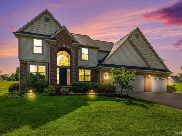 7401 Olympic Dr, White Lake, MI 48383