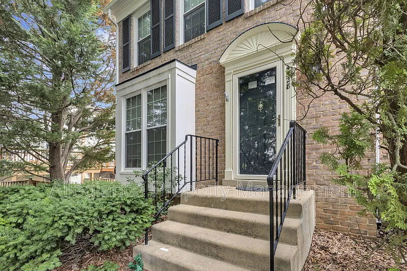 3 bed, 3.5 bath, 1374 sqft, $3,500 — Photo 3