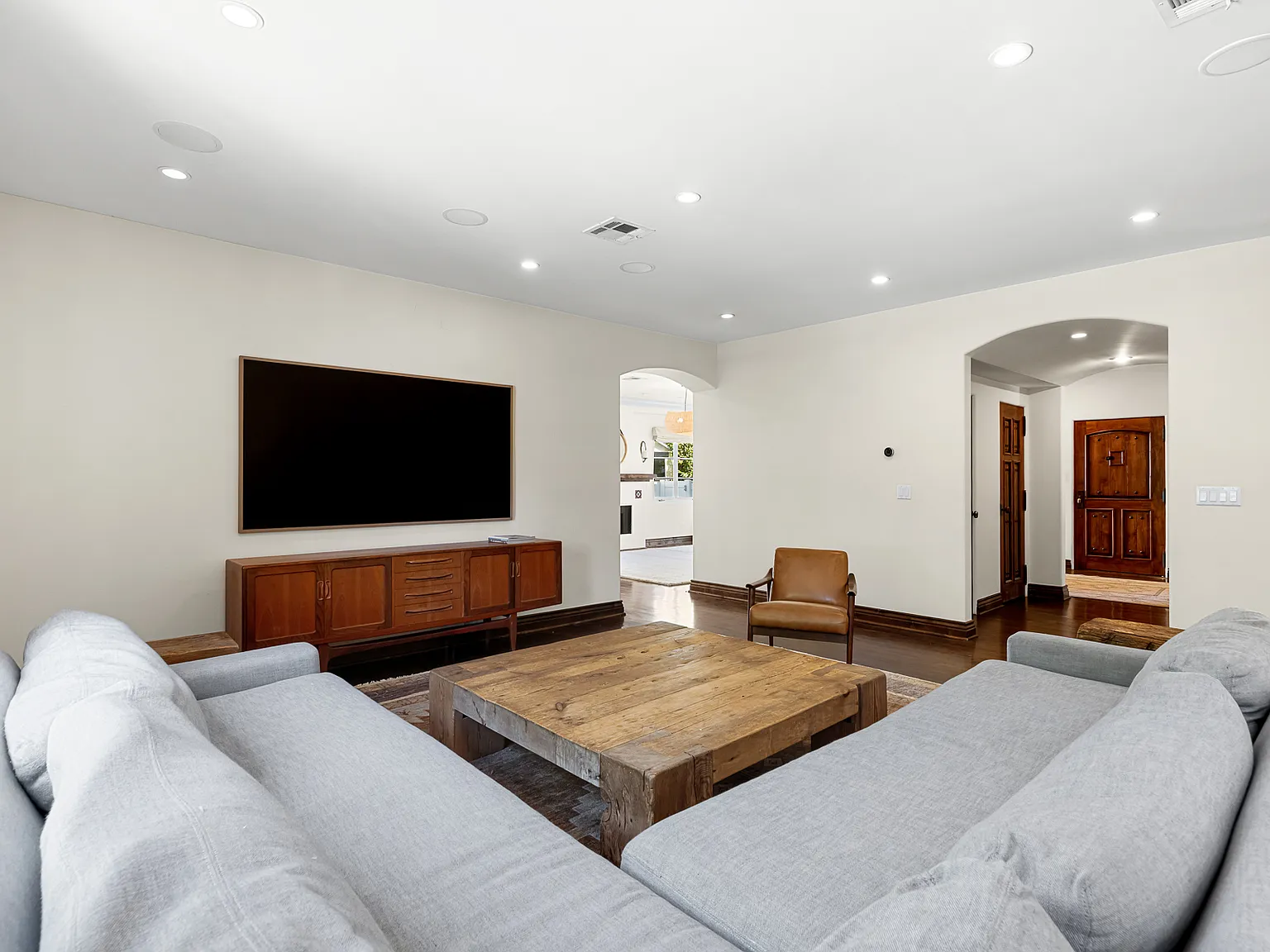 5 bed, 4.5 bath, 4305 sqft, $19,800 — Photo 3