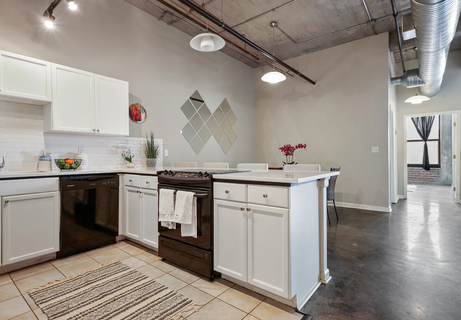 2 bed, 1400 sqft, $1,900 — Photo 4