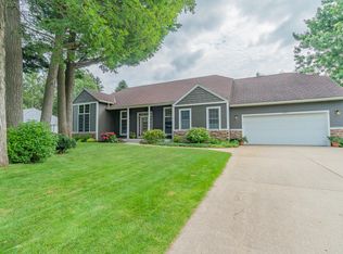 15354 Hofma Dr, Grand Haven, MI 49417